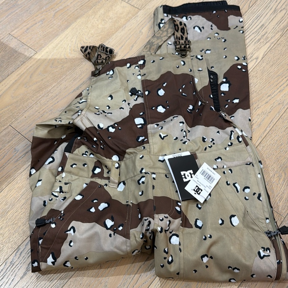 Brand new dc snow pants 15k size xs